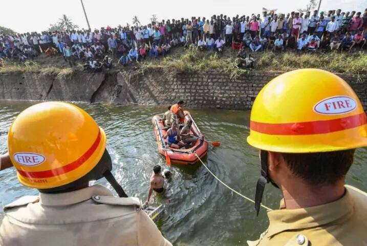 ਪੁਲਿਸ ਅਧਿਕਾਰੀ ਨੇ ਦੱਸਿਆ ਕਿ ਗੋਤਾਖੋਰਾਂ ਨੇ ਨਹਿਰ ਵਿੱਚੋਂ ਬੱਸ ਕੱਢਣ ਤੋਂ ਪਹਿਲਾਂ ਯਾਤਰੀਆਂ ਦੀਆਂ 25 ਲਾਸ਼ਾਂ ਬਾਹਰ ਕੱਢੀਆਂ। ਬਾਕੀ ਮ੍ਰਿਤਕਾਂ ਦੀ ਤਲਾਸ਼ ਲਈ ਬਚਾਅ ਕਾਰਜ ਹਾਲੇ ਤਕ ਜਾਰੀ ਹਨ।