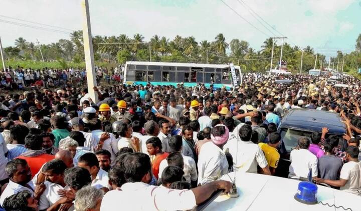 ਕਰਨਾਟਰ ਦੇ ਮੁੱਖ ਮੰਤਰੀ ਐਚਡੀ ਕੁਮਾਰ ਸਵਾਮੀ ਨੇ ਬੱਸ ਹਾਦਸੇ ਵਿੱਚ ਜਾਨ ਗਵਾਉਣ ਵਾਲਿਆਂ ਦੇ ਪਰਿਵਾਰਾਂ ਨੂੰ 5-5 ਲੱਖ ਰੁਪਏ ਮੁਆਵਜ਼ਾ ਦੇਣ ਦਾ ਐਲਾਨ ਕੀਤਾ ਹੈ। ਉਨ੍ਹਾਂ ਇਸ ਘਟਨਾ ’ਤੇ ਗਹਿਰਾ ਦੁਖ਼ ਪ੍ਰਗਟਾਇਆ।