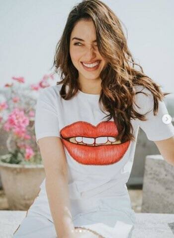 15 ਸਾਲ ਦੀ ਉਮਰ ਵਿੱਚ ਹੀ ਚਾਂਦ ਸਾ ਰੌਸ਼ਨ ਚਿਹਰਾ ਫ਼ਿਲਮ ਨਾਲ ਬਾਲੀਵੁੱਡ 'ਚ ਪੈਰ ਧਰਨ ਵਾਲੀ ਤਮੰਨਾ ਦੀ ਸ਼ਰਟ 'ਤੇ ਬਣੀ ਵੱਡੀ ਸਮਾਈਲੀ ਦੇ ਸੋਸ਼ਲ ਮੀਡੀਆ 'ਤੇ ਖ਼ੂਬ ਚਰਚ ਹੋ ਰਹੇ ਹਨ। 