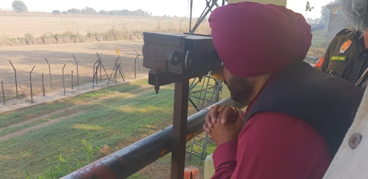 ਉਨ੍ਹਾਂ ਆਪਣੇ ਯਾਰ ਇਮਰਾਨ ਖ਼ਾਨ ਨੂੰ ਵੀ ਲਾਂਘੇ ਦਾ ਕ੍ਰੈਡਿਟ ਦਿੱਤਾ। ਉਨ੍ਹਾਂ ਕਿਹਾ ਕਿ ਇਮਰਾਨ ਖ਼ਾਨ ਦੇ ਪੀਐਮ ਬਣਨ ਨਾਲ ਬਦਲਾਅ ਹੋਇਆ ਹੈ। ਇਮਰਾਨ ਦੇ ਦਿਲ ਵਿੱਚ ਆਪਣੀ ਆਵਾਮ ਲਈ ਪਿਆਰ ਹੈ। 