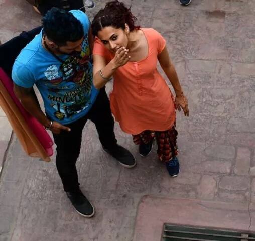 ਇਸ ਤਸਵੀਰ ਵਿੱਚ ਤਾਪਸੀ ਵਿੱਕੀ ਕੌਸ਼ਲ ਨਾਲ ਸ਼ੂਟਿੰਗ ਕਰਦੀ ਨਜ਼ਰ ਆ ਰਹੀ ਹੈ।