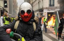 ਫਰਾਂਸ \'ਚ ਹੋਇਆ ਤੇਲ ਮਹਿੰਗਾ ਤਾਂ ਸੜਕਾਂ ’ਤੇ ਉੱਤਰੇ ਲੱਖਾਂ ਲੋਕ