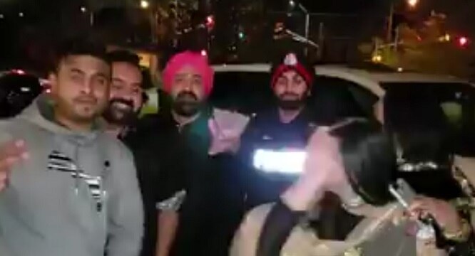 canadian punjabis celebrated rade by police after finding policemen are punjabi ਕੈਨੇਡਾ: ਰੌਲਾ ਪਾ ਰਹੇ ਪੰਜਾਬੀਆਂ ਨੂੰ ਕਾਬੂ ਕਰਨ ਆਏ ਸਿੱਖ ਪੁਲਿਸ ਮੁਲਾਜ਼ਮ, ਅੱਗੇ ਕੀ ਹੋਇਆ ਦੇਖੇ ਵੀਡੀਓ