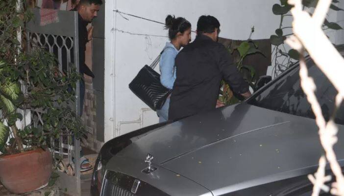 ਪ੍ਰਿਅੰਕਾ ਨੇ ਆਪਣੇ ਜਨਮ ਦਿਨ ਮੌਕੇ ਨਿੱਕ ਨਾਲ ਸਗਾਈ ਕੀਤੀ ਸੀ ਜਿਸ ਤੋਂ ਬਾਅਦ ਹੁਣ ਆਪਣੀ ਅੰਗੂਠੀ ਲੁਕਾਉਂਦੀ ਵੀ ਨਜ਼ਰ ਆਈ ਸੀ।