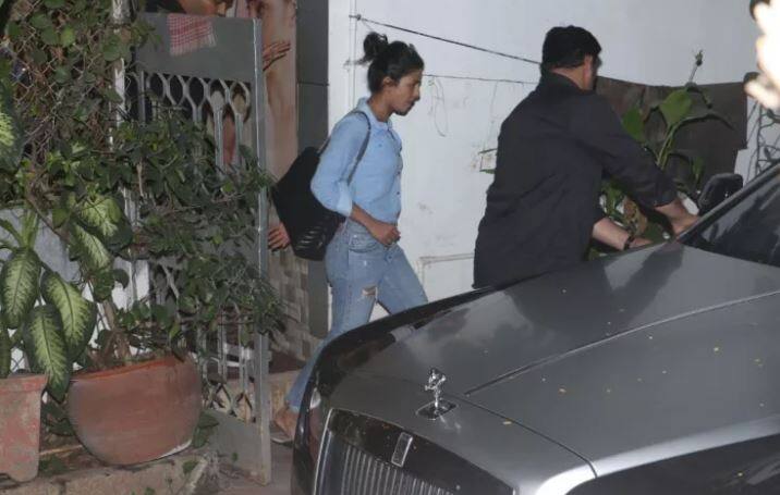 ਪ੍ਰਿਅੰਕਾ ਤੇ ਨਿੱਕ ਦੇ ਵਿਆਹ ਦੀ ਤਿਆਰੀਆਂ ਜ਼ੋਰਾਂ ਨਾਲ ਚੱਲ ਰਹੀਆਂ ਹਨ। ਖ਼ਬਰਾਂ ਨੇ ਕੀ ਦੋਵਾਂ ਦਾ ਵਿਆਹ 2 ਦਸੰਬਰ ਨੂੰ ਹੋਣਾ ਹੈ, ਪਰ ਦੋਵਾਂ ਨੇ ਅਜੇ ਤਕ ਇਸ ਦਾ ਐਲਾਨ ਨਹੀਂ ਕੀਤਾ ਹੈ।