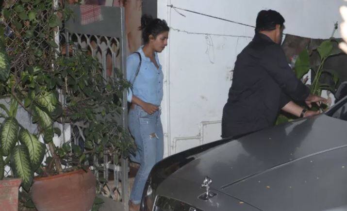 ਬਾਲੀਵੁੱਡ ਦੀ ਦੇਸੀ ਗਰਲ ਪ੍ਰਿਅੰਕਾ ਇੱਥੇ ਸਕਾਈ ਬਲੂ ਕਲਰ ਦੀ ਸ਼ਰਟ ਤੇ ਸਟਾਈਲ ਜੀਨਸ ‘ਚ ਨਜ਼ਰ ਆਈ।