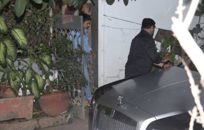 ਵਿਆਹ ਦੀਆਂ ਤਿਆਰੀਆਂ ‘ਚ ਅੱਜ ਪ੍ਰਿਅੰਕਾ ਚੋਪੜਾ ਮੁੰਬਈ ਆਪਣੇ ਦਫਤਰ ਬਾਹਰ ਨਜ਼ਰ ਆਈ। ਇਸ ਦੌਰਾਨ ਪ੍ਰਿਅੰਕਾ ਕੁਝ ਉਦਾਸ ਜਿਹੀ ਨਜ਼ਰ ਆਈ ਜਾਂ ਕਹੋ ਵਿਆਹ ਦੀ ਭੱਜ ਨੱਠ ‘ਚ ਥੱਕੀ ਹੋਈ ਨਜ਼ਰ ਆਈ।