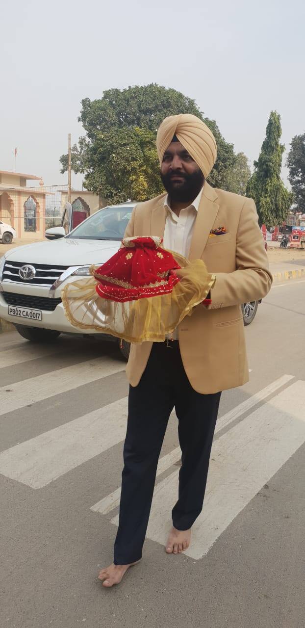 ਸੰਸਦ ਮੈਂਬਰ ਗੁਰਜੀਤ ਔਜਲਾ ਸ਼੍ਰੀ ਹਰਿਮੰਦਰ ਸਾਹਿਬ ਤੋਂ 'ਹਰਿ ਦੀ ਪੌੜੀ' ਦਾ ਜਲ ਲੈ ਕੇ ਪਾਕਿਸਤਾਨ ਗਏ। ਉਨ੍ਹਾਂ ਕਿਹਾ ਕਿ ਨੀਂਹ ਪੱਥਰ ਰੱਖਣ ਸਮੇਂ ਜਲ ਦਾ ਛਿੜਕਾਅ ਕਰਾਂਗੇ। ਉਨ੍ਹਾਂ ਕਿਹਾ ਕਿ ਸ਼ਾਂਤੀ ਦਾ ਰਾਹ ਬਣਨ 'ਚ ਕੋਈ ਵੀ ਵਿਘਨ ਨਾ ਪਾਏ।