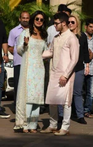 ਫੋਟੋਆਂ ‘ਚ ਸੋਫੀ ਟਰਨਰ ਕਾਰ ਵਿੱਚੋਂ ਉੱਤਰਦੀ ਨਜ਼ਰ ਆ ਰਹੀ ਹੈ ਜਿਸ ਨੇ ਪੀਲੇ ਰੰਗ ਦੀ ਡ੍ਰੈੱਸ ਪਾਈ ਹੋਈ ਹੈ।