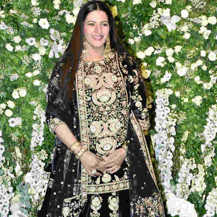 ਰਣਵੀਰ-ਦੀਪਿਕਾ ਨੇ ਵੀ ਆਪਣੇ ਵਿਆਹ ਦੀ ਪਾਰਟੀ ਦੀ ਤਸਵੀਰ ਨੂੰ ਸੋਸ਼ਲ ਮੀਡੀਆ ‘ਤੇ ਸ਼ੇਅਰ ਕੀਤਾ ਸੀ। ਇਸ ਪਾਰਟੀ ‘ਚ ਦੋਵੇਂ ਇੱਕ ਤੋਂ ਵਧ ਇੱਕ ਸਟਾਈਲਿਸ਼ ਡ੍ਰੈਸ ਪਾ ਕੇ ਆਏ ਸੀ।