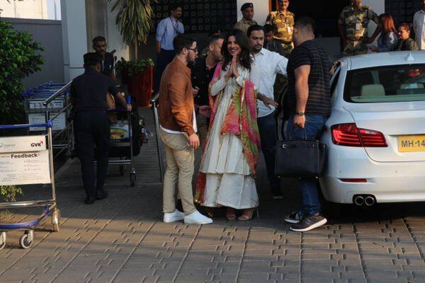 ਇਸ ਦੌਰਾਨ ਪ੍ਰਿਅੰਕਾ ਚੋਪੜਾ ਰਵਾਇਤੀ ਅੰਦਾਜ਼ ‘ਚ ਨਜ਼ਰ ਆਈ ਤੇ ਨਿੱਕ ਬੇਹੱਦ ਸਿੰਪਲ ਲੁੱਕ ‘ਚ ਨਜ਼ਰ ਆ ਰਹੇ ਸੀ। 