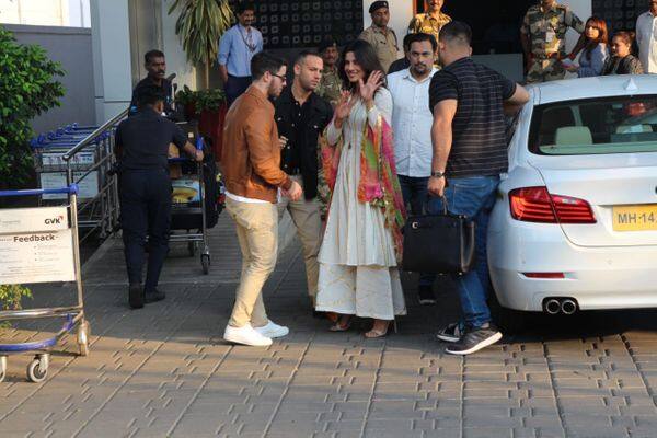 ਨਿੱਕ ਤੇ ਪ੍ਰਿਅੰਕਾ ਇੱਥੋਂ ਆਪਣੇ ਚਾਰਟਰ ‘ਚ ਸਵਾਰ ਹੋ ਸਿੱਧਾ ਜੋਧਪੁਰ ਪਹੁੰਚਣਗੇ। 