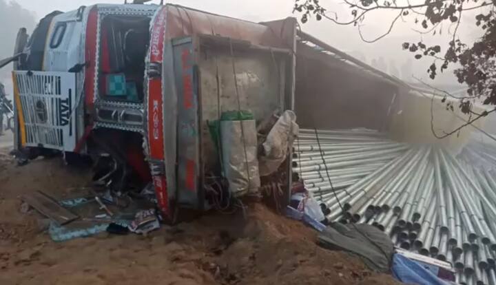 ਸੰਘਣੀ ਧੁੰਦ ਕਾਰਨ ਸਵੇਰੇ ਤਕਰੀਬਨ ਅੱਠ ਕੁ ਵਜੇ ਨਿੱਜੀ ਫੈਕਟਰੀ ਦੀ ਬੱਸ ਤੇ ਟਰੱਕ ਦੀ ਟੱਕਰ ਹੋ ਗਈ।