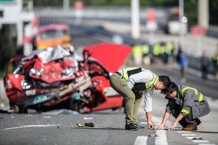 ਜ਼ਖ਼ਮੀਆਂ ਚੋਂ ਕਈਆਂ ਨੂੰ ਹਾਲਤ ਗੰਭੀਰ ਦੱਸੀ ਗਈ ਹੈ। ਦੋਵਾਂ ਵਾਹਨਾਂ ਦੀ ਟੱਕਰ ਇੰਨੀ ਭਿਆਨਕ ਸੀ ਕਿ ਕਾਰ ਚਕਨਾਚੂਰ ਹੋ ਗਈ।