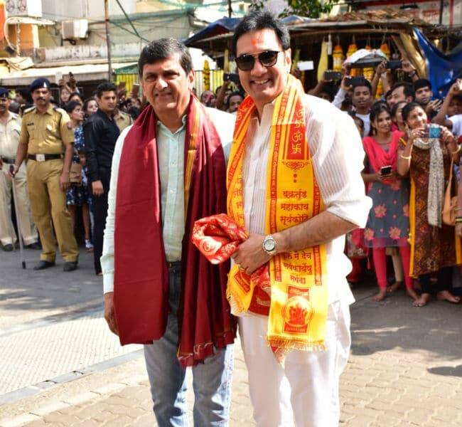 ਮੰਦਰ ‘ਚ ਇਹ ਦੋਨੋਂ ਇਕੱਲੇ ਨਹੀਂ ਆਏ ਇੱਥੇ ਦੋਨਾਂ ਨਾਲ ਰਣਵੀਰ ਦੇ ਪਾਪਾ ਤੇ ਭੈਣ, ਦੀਪਿਕਾ ਦੀ ਮਾਂ ਵੀ ਨਜ਼ਰ ਆਈ।