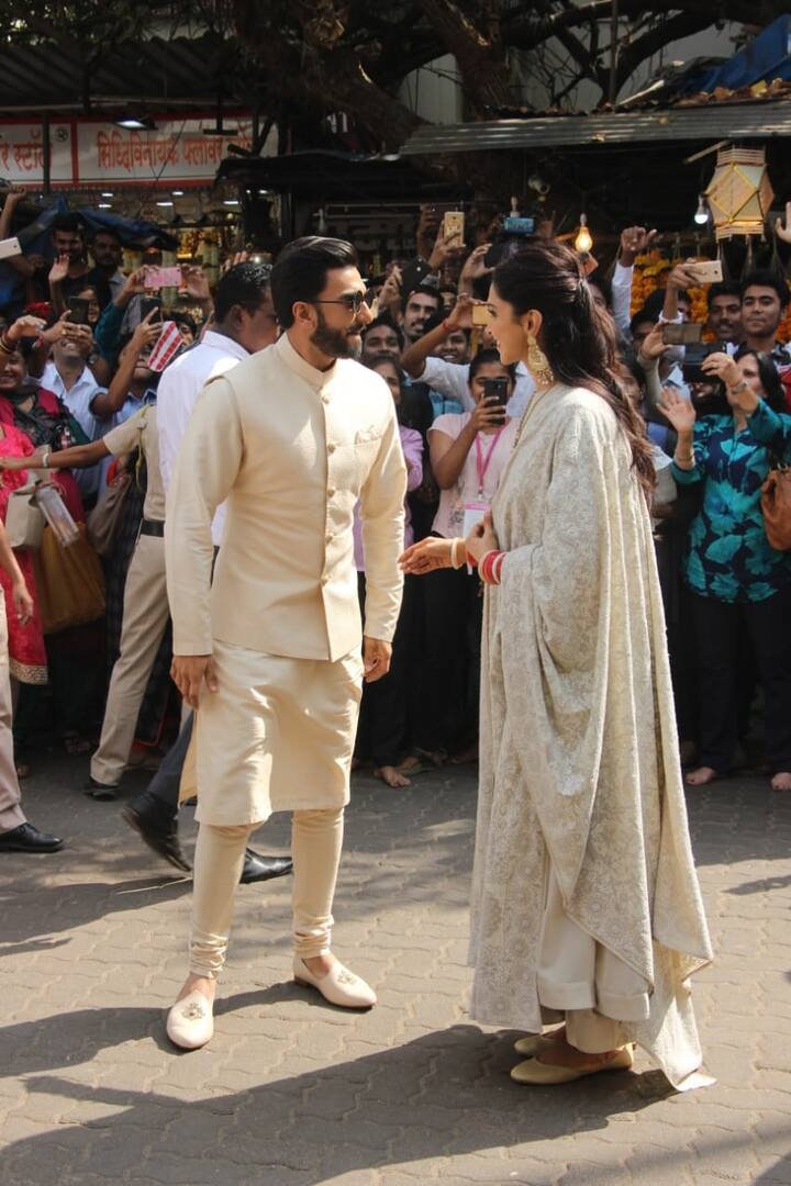 ਹਾਲ ਹੀ ‘ਚ ਇਸ ਕੱਪਲ ਨੂੰ ਮੁੰਬਈ ਦੇ ਸਿੱਧੀਵਿਨਾਇਕ ਮੰਦਰ ‘ਚ ਸਪੋਟ ਕੀਤਾ ਗਿਆ। ਜਿੱਥੇ ਦੋਵੇਂ ਇੱਕ-ਦੂਜੇ ਦਾ ਹੱਥ ਫੜ ਕੇ ਜਾਂਦੇ ਨਜ਼ਰ ਆਏ। ਦੋਨਾਂ ਦੇ ਚਿਹਰੇ ‘ਤੇ ਵਿਆਹ ਦੀ ਖੁਸ਼ੀ ਸਾਫ ਨਜ਼ਰ ਆ ਰਹੀ ਹੈ।