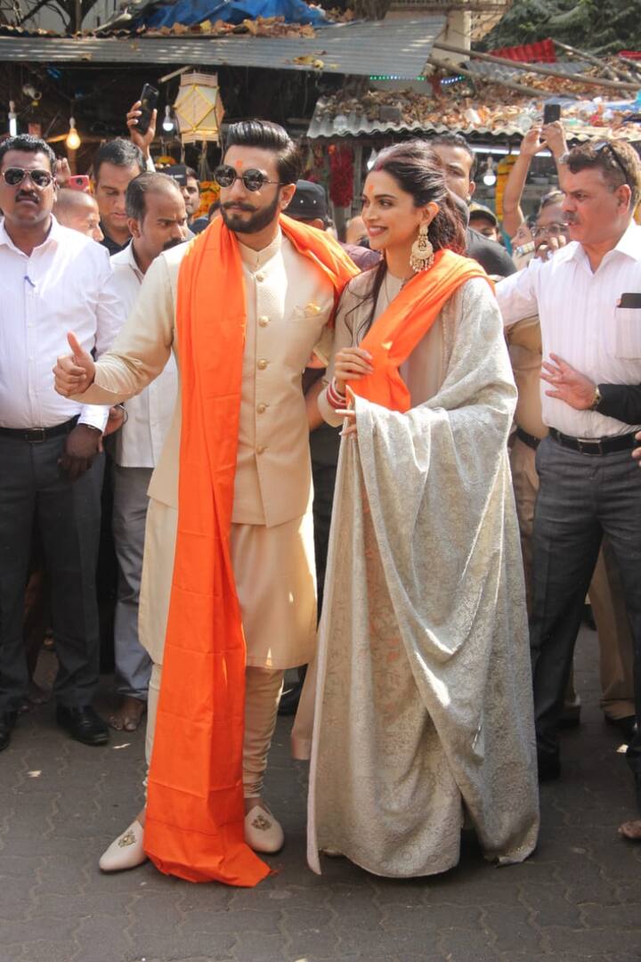 ਬੀਤੇ ਦਿਨੀਂ ਮੁੰਬਈ ‘ਚ ਰੱਖੀ ਗਈ ਪਾਰਟੀ ‘ਚ ਕੁਝ ਕਰੀਬੀਆਂ ਤੇ ਘਰਦਿਆਂ ਨੇ ਹੀ ਸ਼ਿਰਕਤ ਕੀਤੀ ਸੀ। ਹੁਣ ਦੋਵੇਂ 1 ਦਸੰਬਰ ਨੂੰ ਆਪਣੇ ਬਾਲੀਵੁੱਡ ਦੋਸਤਾਂ ਲਈ ਪਾਰਟੀ ਹੋਸਟ ਕਰ ਰਹੇ ਹਨ।