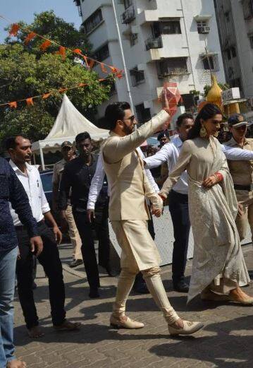 ਦੋਨਾਂ ਸਟਾਰਸ ਨੂੰ ਦੇਖਣ ਇੱਥੇ ਫੈਨਸ ਦੀ ਭੀੜ ਲੱਗ ਗਈ ਤੇ ਸਖ਼ਤ ਪੁਲਿਸ ਸੁਰਖੀਆ ਦੇ ਕਰਮੀਆ ਦੋਨਾਂ ਨੂੰ ਮੰਦਰ ‘ਚ ਲਿਆਂਦਾ ਗਿਆ।