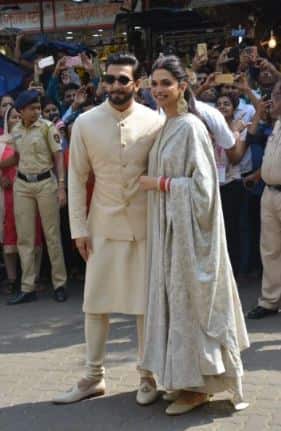 ਇੱਥੇ ਰਣਵੀਰ ਨੇ ਆਫ ਵ੍ਹਾਈਟ ਕਲਰ ਦਾ ਕੁਰਤਾ ਤੇ ਚੂੜੀਦਾਰ ਪਜਾਮਾ ਪਾਇਆ ਸੀ ਜਦੋਂਕਿ ਦੀਪਿਕਾ ਵੀ ਇਸੇ ਰੰਗ ਦੇ ਅਨਾਰਕਲੀ ਸੂਟ ‘ਚ ਨਜ਼ਰ ਆਈ।