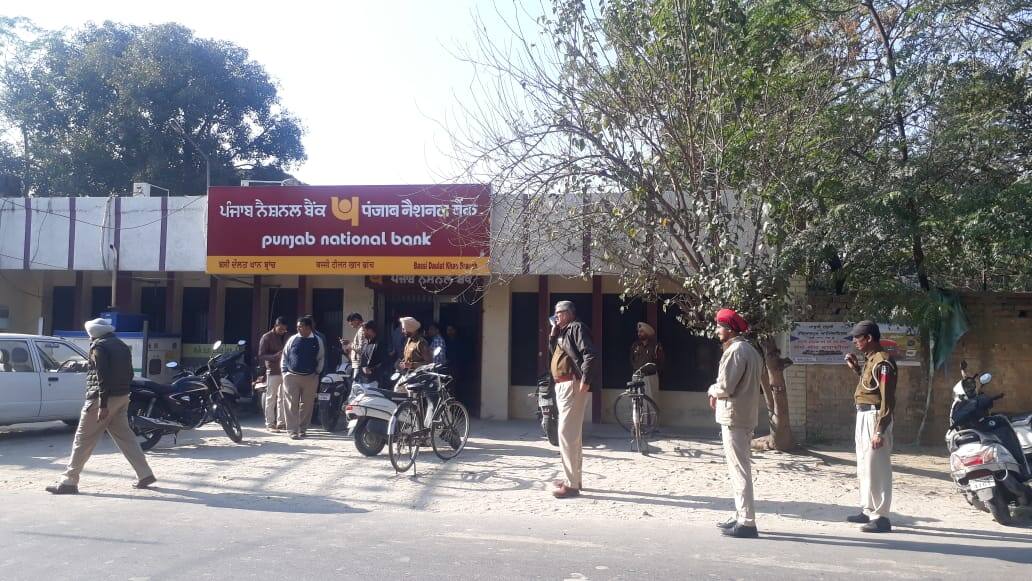 bank robbery in hoshiarpur ਹੁਸ਼ਿਆਰਪੁਰ ਦੇ ਬੈਂਕ ’ਚ ਡਕੈਤੀ, ਟਰੰਕ ਸਣੇ 12 ਲੱਖ ਲੈ ਕੇ ਫਰਾਰ