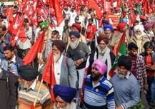 ਦਿੱਲੀ \'ਚ ਲੱਖਾਂ ਕਿਸਾਨਾਂ ਨੇ ਘੇਰੀ ਮੋਦੀ ਸਰਕਾਰ, ਸਾਹਮਣੇ ਆਈਆਂ ਦਿਲ ਹਲੂਣ ਦੇਣ ਵਾਲੀਆਂ ਤਸਵੀਰਾਂ