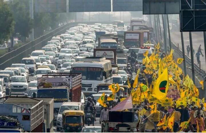 ਕਿਸਾਨਾਂ ਦੇ ਮਾਰਚ ਨੂੰ ਵੇਖਦਿਆਂ ਦਿੱਲੀ ਪੁਲਿਸ ਨੇ ਪੂਰੀ ਤਿਆਰੀ ਕੱਸੀ ਹੋਈ ਸੀ। ਪੁਲਿਸ ਬਲ ਦੇ ਲਗਪਗ 3500 ਜਵਾਨ ਤਾਇਨਾਤ ਕੀਤੇ ਗਏ ਸਨ। ਲੋਕਾਂ ਨੂੰ ਆਵਾਜਾਈ ਵਿੱਚ ਕੋਈ ਪਰੇਸ਼ਾਨੀ ਨਾ ਆਏ, ਇਸ ਲਈ ਦਿੱਲੀ ਪੁਲਿਸ ਸੋਸ਼ਲ ਮੀਡੀਆ ਜ਼ਰੀਏ ਟ੍ਰੈਫਿਕ ਅਪਡੇਟ ਦੇ ਰਹੀ ਸੀ।