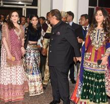 ਦੇਸੀ ਗਰਲ ਦੇ ਵਿਆਹ ‘ਚ ਪੁੱਜੇ ਅੰਬਾਨੀ, ਵੇਖੋ ਤਸਵੀਰਾਂ