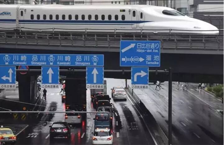 ਇਸ ਰਾਹ ਵਿੱਚ ਕਰੀਬ ਸੱਤ ਰੇਲਵੇ ਸਟੇਸ਼ਨ ਪੈਣਗੇ ਜਿਨ੍ਹਾਂ ਵਿੱਚੋਂ ਤਿੰਨ ਨਵੇਂ ਹਨ ਤੇ ਬਾਕੀ ’ਤੇ ਕੰਮ ਚੱਲ ਰਿਹਾ ਹੈ। ਇਸ ਪ੍ਰੋਜੈਕਟ ਨੂੰ ਪੂਰਾ ਕਰਨ ਵਿੱਚ ਕਰੀਬ 25.2 ਬਿਲੀਅਨ ਯੂਆਨ ਦਾ ਖਰਚਾ ਆਇਆ ਹੈ। ਇਸ ਨੂੰ ਅਗਲੇ ਸਾਲ ਪੂਰਾ ਕੀਤੇ ਜਾਣ ਦੀ ਸੰਭਾਵਨਾ ਹੈ। (ਤਸਵੀਰਾਂ-ਏਪੀ)