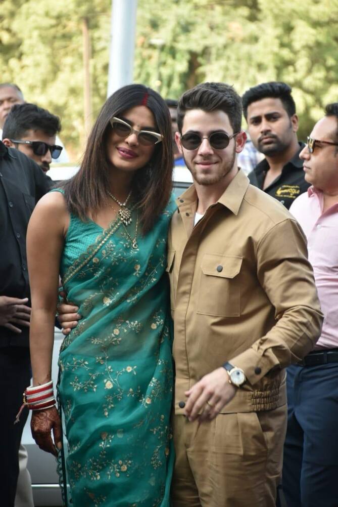 ਮਾਂਗ ‘ਚ ਸਿੰਦੂਰ, ਹੱਥ ‘ਚ ਚੂੜਾ ਪਾਏ ਦੇਸੀ ਗਰਲ ਕਾਫੀ ਖੂਬਸੂਰਤ ਲੱਗ ਰਹੀ ਹੈ। ਤਸਵੀਰਾਂ ‘ਚ ਨਿੱਕ ਨੇ ਖਾਕੀ ਰੰਗ ਦੀ ਜੈਕਟ ਪਾਈ ਹੈ ਜਦੋਂਕਿ ਪ੍ਰਿਅੰਕਾ ਨੇ ਗ੍ਰੀਨ ਕਲਰ ਦੀ ਸਾੜੀ ਲਾਈ ਹੈ।