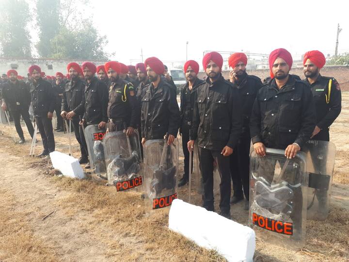 ਕਿਸਾਨ ਦੁਪਹਿਰ ਦੇ ਕਰੀਬ 2 ਵਜੇ ਤੱਕ ਚੱਕਾ ਜਾਮ ਕਰ ਸਕਦੇ ਹਨ।