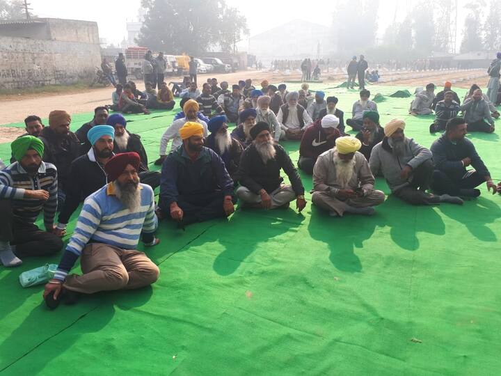 ਇਹ ਕਿਸਾਨ ਸਰਕਾਰ ਖਿਲਾਫ਼ ਧਰਨਾ ਲਾ ਕੇ ਰੋਸ ਪ੍ਰਗਟਾ ਰਹੇ ਹਨ।