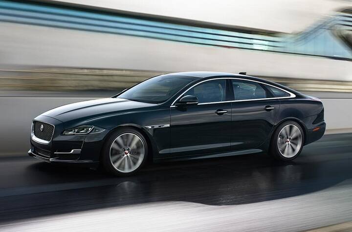 Jaguar XJ50 ਦੀ ਲੌਚਿੰਗ ਭਾਰਤ ‘ਚ ਹੋ ਗਈ ਹੈ। ਇਸ ਪ੍ਰੀਮੀਅਮ ਕਾਰ ਦੀ ਕੀਮਤ ਕੰਪਨੀ ਨੇ 1.11 ਕਰੋੜ ਰੱਖੀ ਹੈ। Jaguar XJ50 ਇੱਕ ਸਪੈਸ਼ਲ ਅਡੀਸ਼ਨ ਮਾਡਲ ਹੈ ਜੋ ਕੰਪਨੀ ਦੇ ਭਾਰਤੀ ਫਲੈਗਸ਼ਿਪ ਮਾਡਲ ‘ਤੇ ਅਧਾਰਤ ਹੈ।