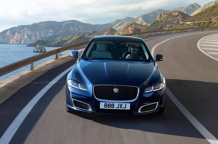 Jaguar XJ50 ਨੂੰ ਇਸ ਸਾਲ ਸਭ ਤੋਂ ਪਹਿਲਾਂ ਇਸੇ ਸਾਲ ਦੀ ਸ਼ੁਰੂਆਤ ‘ਚ ਬੀਜਿੰਗ ਮੋਟਰ ਸ਼ੋਅ ‘ਦ ਪੇਸ਼ ਕੀਤਾ ਗਿਆ ਸੀ।