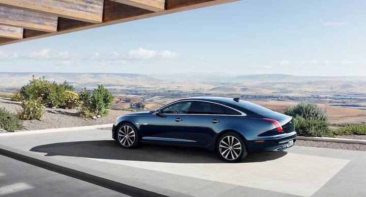 ਨਵੀਂ Jaguar XJ50 ‘ਚ ਕਈ ਤਰ੍ਹਾਂ ਦੇ ਖਾਸ ਅਪਡੇਟ ਤੇ ਫੀਚਰਸ ਦਿੱਤੇ ਗਏ ਹਨ। ਸਟੈਂਡਰਡ XJ L ਮਾਡਲ ਦੀ ਤੁਲਨਾ ‘ਚ ਕਾਰ ‘ਚ ਆਟੋਬਾਇਓਗ੍ਰਾਫੀ-ਸਟਾਈਲ ਫ੍ਰੰਟ ਤੇ ਰਿਅਰ ਬੰਪਰ, 19-ਇੰਚ ਆਈਲ ਵਹੀਲ, ਇਲਯੂਮੀਨਟੇਡ ਟ੍ਰੇਡ ਪਲੇਟ, ਬ੍ਰਾਈਟ ਮੇਟਲ ਪੈਡਲਸ ਤੇ ਐਨੋਡਾਇਜ਼ਡ ਗਿਅਰ-ਸ਼ਿਫਟ ਪੈਡਲਸ ਦਿੱਤੇ ਗਏ ਹਨ।
