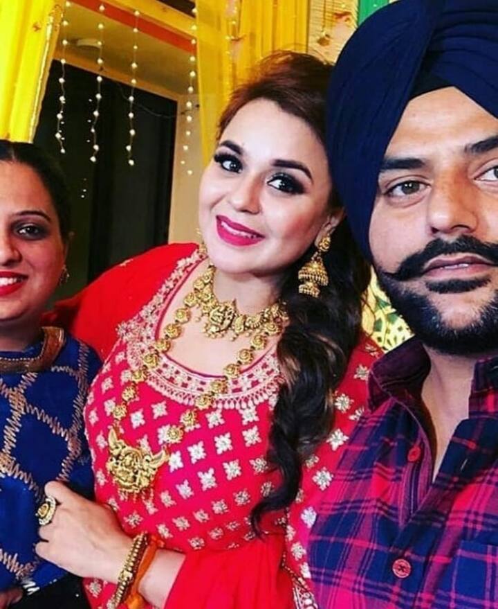  ਇਸ ਮੌਕੇ ਗਿੰਨੀ ਦੀਆਂ ਸਹੇਲੀਆਂ ਉਸ ਨੂੰ ਚੂੜੀਆਂ ਪਾਉਣ ਪੁੱਜੀਆਂ। ਇਸ ਰਸਮ ਵਿੱਚ ਲਾੜੀ ਦੀਆਂ ਸਹੇਲੀਆਂ ਉਸ ਨੂੰ ਲਾਲ ਹਰੀਆਂ ਚੂੜੀਆਂ ਪਾਉਂਦੀਆਂ ਹਨ।