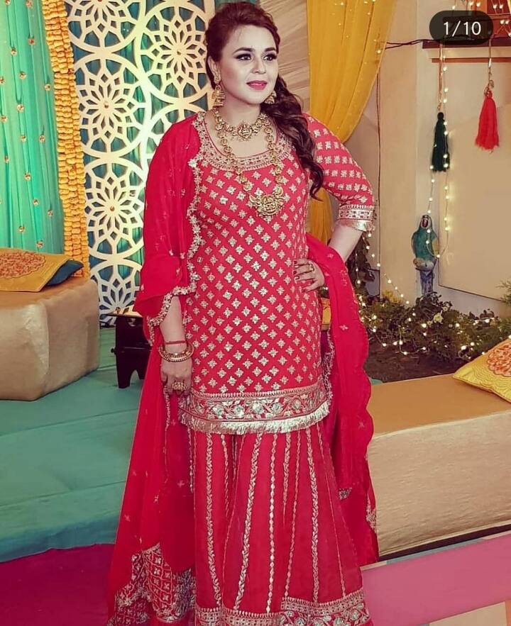 ਇਸ ਮੌਕੇ ਉਸ ਨੇ ਲਾਲ ਰੰਗ ਦਾ ਸ਼ਾਨਦਾਰ ਲਾਚਾ ਪਾਇਆ ਹੋਇਆ ਸੀ।