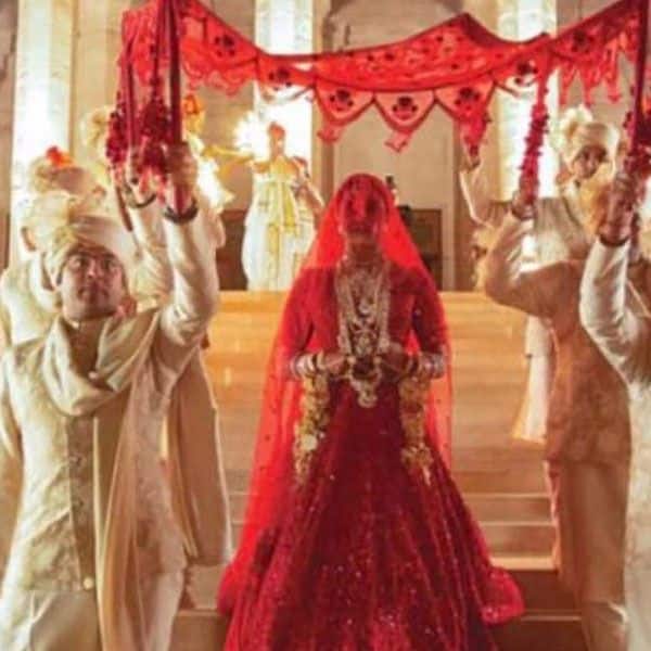 ਬਾਲੀਵੁੱਡ ਦੀ ਜੰਗਲੀ ਬਿੱਲੀ ਪ੍ਰਿਅੰਕਾ ਚੋਪੜਾ ਨੇ 1 ਦਸੰਬਰ ਨੂੰ ਕੈਥੋਲੀਕ ਤੇ ਦੋ ਦਸੰਬਰ ਨੂੰ ਹਿੰਦੂ ਰੀਤਾਂ ਮੁਤਾਬਕ ਵਿਆਹ ਕੀਤਾ ਹੈ। ਪ੍ਰਿਅੰਕਾ ਚੋਪੜਾ ਆਪਣੀ ਵੈਡਿੰਗ ਡ੍ਰੈਸ ਨੂੰ ਲੈ ਕੇ ਸੁਰਖੀਆਂ ‘ਚ ਰਹੀ ਹੈ।