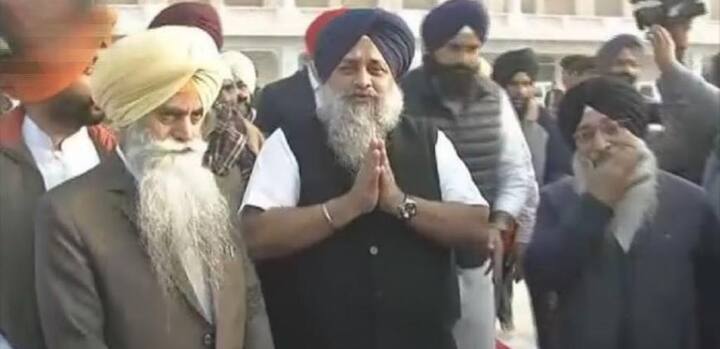 ਬਾਦਲ ਪਰਿਵਾਰ ਸਣੇ ਅਕਾਲੀ ਲੀਡਰਾਂ ਨੇ ਜੋੜਿਆਂ ਦੀ ਸੇਵਾ ਵੀ ਕੀਤੀ। ਇਸ ਮੌਕੇ ਸੁਖਬੀਰ ਬਾਦਲ ਦਾ ਦਾਹੜਾ ਖੁੱਲ੍ਹ ਹੋਇਆ ਸੀ। ਬਾਦਲ ਪਰਿਵਾਰ ਅਗਲੇ ਤਿੰਨ ਦਿਨ ਇੱਥੇ ਹੀ ਰਹਿ ਕੇ ਸੇਵਾ ਕਰੇਗਾ। ਅਕਾਲੀ ਦਲ ਨੇ ਇਹ ਫੈਸਲਾ ਸਿੱਖਾਂ ਦੀ ਵਧ ਰਹੀ ਨਾਰਾਜ਼ਗੀ ਮਗਰੋਂ ਲਿਆ ਹੈ। 
