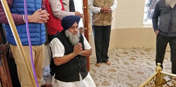 ਉਧਰ ਸ਼੍ਰੋਮਣੀ ਅਕਾਲੀ ਦਲ ਦੀ ਲੀਡਰਸ਼ਿਪ ਵੱਲੋਂ ਸ਼੍ਰੀ ਅਕਾਲ ਤਖ਼ਤ ਸਾਹਿਬ ਵਿਖੇ ਖਿਮਾ ਜਾਚਣਾ ਕਰਨ 'ਤੇ ਵੱਡੇ ਸਵਾਲ ਉੱਠੇ ਹਨ। ਸਿੱਖ ਬੁੱਧੀਜੀਵੀ ਤੇ ਵਿਰੋਧੀ ਧਿਰਾਂ ਸਵਾਲ ਕਰ ਰਹੀਆਂ ਹਨ ਕਿ ਸ਼੍ਰੋਮਣੀ ਅਕਾਲੀ ਦਲ ਨੇ ਸਵੀਕਾਰ ਲਿਆ ਹੈ ਕਿ ਸ਼੍ਰੀ ਗੁਰੂ ਗ੍ਰੰਥ ਸਾਹਿਬ ਦੀ ਬੇਅਦਬੀ ਤੇ ਪੰਥਕ ਸੰਕਟ ਲਈ ਉਹ ਹੀ ਜ਼ਿੰਮੇਵਾਰ ਹਨ।