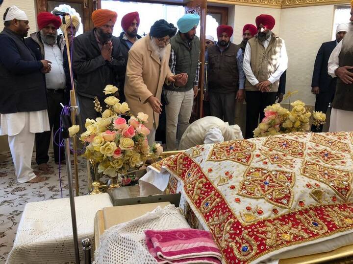 ਇਸ ਮੌਕੇ ਸਾਬਕਾ ਮੁੱਖ ਮੰਤਰੀ ਪ੍ਰਕਾਸ਼ ਸਿੰਘ ਬਾਦਲ, ਸ਼੍ਰੋਮਣੀ ਅਕਾਲੀ ਦਲ ਦੇ ਪ੍ਰਧਾਨ ਸੁਖਬੀਰ ਸਿੰਘ ਬਾਦਲ, ਸਾਬਕਾ ਮੰਤਰੀ, ਵਿਧਾਇਕ, ਕੋਰ ਕਮੇਟੀ ਦੇ ਮੈਂਬਰ, ਜ਼ਿਲ੍ਹਾ ਪ੍ਰਧਾਨ ਤੇ ਸ਼੍ਰੋਮਣੀ ਕਮੇਟੀ ਮੈਂਬਰ ਹਾਜ਼ਰ ਹੋਏ।