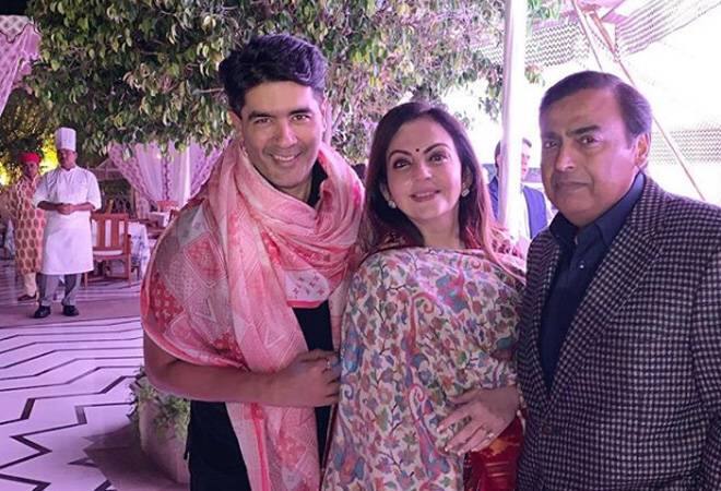 ਵਿਆਹ ਦੀ ਪ੍ਰੀ-ਵੈਡਿੰਗ ਸੈਰੇਮਨੀ ਅੱਜ ਸੰਗੀਤ ਤੋਂ ਸ਼ੁਰੂ ਹੋ ਰਹੀ ਹੈ। ਇਸ ਤੋਂ ਪਹਿਲਾਂ ਮਹਿਮਾਨ ਮਨੀਸ਼ ਮਲਹੋਤਰਾ ਦੇ ਡਿਜ਼ਾਈਨ ਕੀਤੇ ਕੱਪੜੇ ਪਾ ਰੈਂਪ ਵਾਕ ਕਰਦੇ ਨਜ਼ਰ ਆਉਣਗੇ। ਉਧਰ ਅਰੀਜੀਤ ਸਿੰਘ ਆਪਣੇ ਹਿੱਟ ਸੌਂਗਸ ‘ਤੇ ਪ੍ਰਫਾਰਮੈਂਸ ਦੇਣਗੇ।