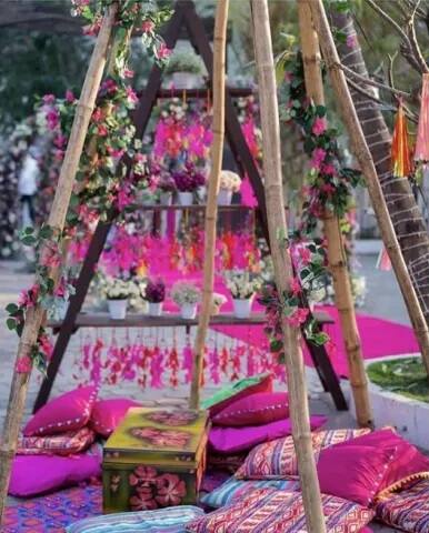 ਏਅਰਪੋਰਟ ਤੋਂ ਮਹਿਮਾਨਾਂ ਦਾ ਸਵਾਗਤ ਕਰਨ ਲਈ ਵੀ ਖ਼ਾਸ ਲੋਕ ਚੁਣੇ ਗਏ ਹਨ ਤਾਂ ਕਿ ਟੈਕਸੀ ਵਿੱਚ ਬਿਠਾ ਕੇ ਪੈਲੇਸ ਤਕ ਲਿਜਾਇਆ ਜਾ ਸਕੇ।