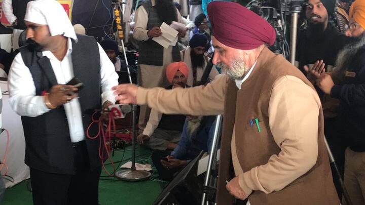 ਉਂਝ ਇੱਥੇ ਸੰਗਤਾਂ ਵਿੱਚ ਕਾਂਗਰਸ ਪ੍ਰਤੀ ਵੀ ਰੋਸ ਵੇਖਣ ਨੂੰ ਮਿਲਿਆ। ਕੈਬਨਿਟ ਮੰਤਰੀ ਸੁਖਜਿੰਦਰ ਸਿੰਘ ਰੰਧਾਵਾ ਦੇ ਭਾਸ਼ਨ ਤੋਂ ਬਾਅਦ ਸੰਗਤਾਂ ਨੇ ਹੱਥ ਖੜ੍ਹੇ ਕਰਕੇ ਵਿਰੋਧ ਕੀਤਾ।