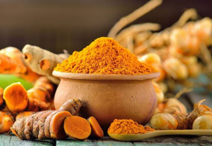 ਐਂਟੀਸੈਪਟਿਕ ਤੇ ਐਂਟੀਬਾਇਓਟਿਕ ਗੁਣਾਂ ਨਾਲ ਭਰਪੂਰ ਹਲਦੀ ਆਪਣੇ ਮੈਡੀਕਲ ਗੁਣਾਂ ਦੇ ਨਾਲ-ਨਾਲ ਧਾਰਮਿਕ ਕਾਰਨਾਂ ਕਰਕੇ ਵੀ ਬੇਹੱਦ ਅਹਿਮ ਹੈ। ਖਾਣੇ ਦੀ ਰੰਗਤ ਤੇ ਸਵਾਦ ਵਧਾਉਣ ਦੇ ਨਾਲ-ਨਾਲ ਹਲਦੀ ਸ਼ੂਗਰ ਤੇ ਕੈਂਸਰ ਵਰਗੀਆਂ ਬਿਮਾਰੀਆਂ ਦੇ ਇਲਾਜ ਲਈ ਵੀ ਰਾਮਬਾਣ ਕਹੀ ਜਾਂਦੀ ਹੈ। ਸਰੀਰ ਦੀ ਬਾਹਰੀ ਸੱਟ ਦੇ ਨਾਲ-ਨਾਲ ਅੰਦਰੂਨੀ ਸੱਟ ਨੂੰ ਠੀਕ ਕਰਨ ਲਈ ਵੀ ਹਲਦੀ ਕਾਰਗਰ ਦਵਾਈ ਹੈ।