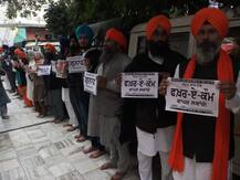 ਬਾਦਲਾਂ ਖ਼ਿਲਾਫ਼ ਰੋਸ ਪ੍ਰਦਰਸ਼ਨ, ‘ਫ਼ਖਰ-ਏ-ਕੌਮ’ ਵਾਪਸ ਲੈਣ ਦੀ ਮੰਗ