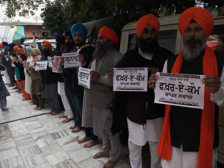 ਭਾਈ ਬਲਦੇਵ ਸਿੰਘ ਵਡਾਲਾ, ਮੁੱਖ ਸੇਵਾਦਾਰ ਸਿੱਖ ਸਦਭਾਵਨਾ ਦਲ ਦੀ ਅਗਵਾਈ ਵਿੱਚ ਸ੍ਰੀ ਅਕਾਲ ਤਖ਼ਤ ਸਾਹਿਬ ਨੂੰ ਜਾਣ ਵਾਲੇ ਰਾਸਤੇ ਦੇ ਬਾਹਰ ਵਾਲੇ ਪਾਸੇ ਰੋਸ ਪ੍ਰਦਰਸ਼ਨ ਕੀਤਾ ਜਾ ਰਿਹਾ ਹੈ। 