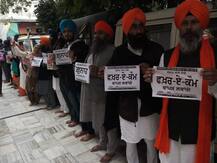 ਬਾਦਲਾਂ ਖ਼ਿਲਾਫ਼ ਰੋਸ ਪ੍ਰਦਰਸ਼ਨ, ‘ਫ਼ਖਰ-ਏ-ਕੌਮ’ ਵਾਪਸ ਲੈਣ ਦੀ ਮੰਗ