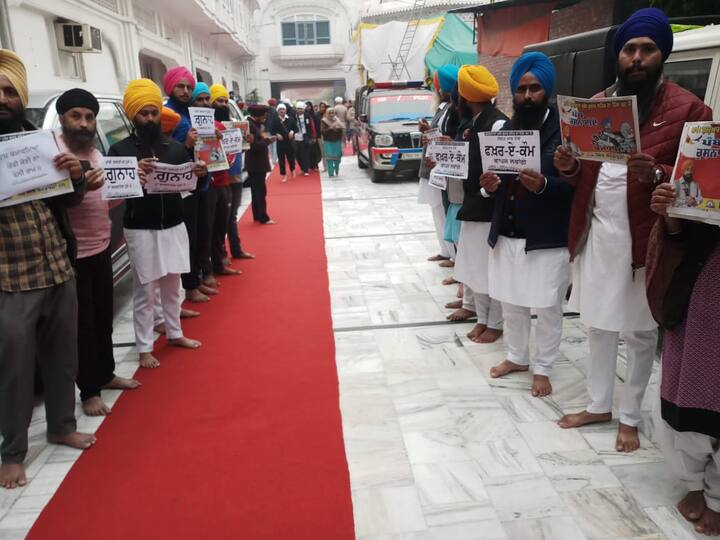 ਪ੍ਰਦਰਸ਼ਨਕਾਰੀਆਂ ਨੇ ਗੁਰਦੁਆਰਾ ਪ੍ਰਬੰਧ ਸੁਧਾਰ ਲਹਿਰ ਦੇ ਪੋਸਟਰ ਵੀ ਫੜੇ ਹੋਏ ਹਨ।