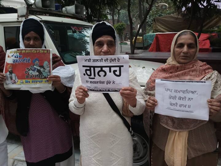 ਤਖ਼ਤੀਆਂ ’ਤੇ ਲਿਖਿਆ ਹੋਇਆ ਹੈ ਕਿ ਮਾਫੀ ਗ਼ਲਤੀ ਦੀ ਹੁੰਦੀ ਹੈ, ਗੁਨਾਹ ਨਾਬਖਸ਼ਣਯੋਗ ਹੁੰਦੇ ਹਨ।