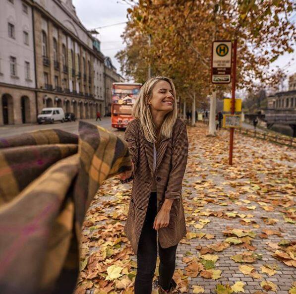 ਇੰਸਟਾ ‘ਤੇ ਉਸ ਦੀ ਤਸਵੀਰਾਂ ਕਾਫੀ ਪਸੰਦ ਵੀ ਕੀਤੀਆ ਜਾਂਦੀਆਂ ਹਨ। ਜਿੱਥੋਂ ਤਕ ਕੀ ਲੋਕ ਉਸ ਕੋਲ ਆ ਕੇ ਕਹਿੰਦੇ ਹਨ, ‘ਸਾਨੂੰ ਗ੍ਰਿਫ਼ਤਾਰ ਕਰ ਲਓ।’